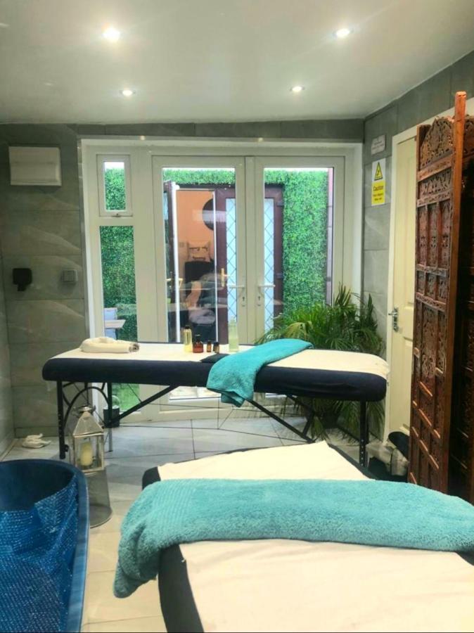 Apartment With Private Hot Tub, Sauna, Ice Bath, Gym Rainham  Bagian luar foto