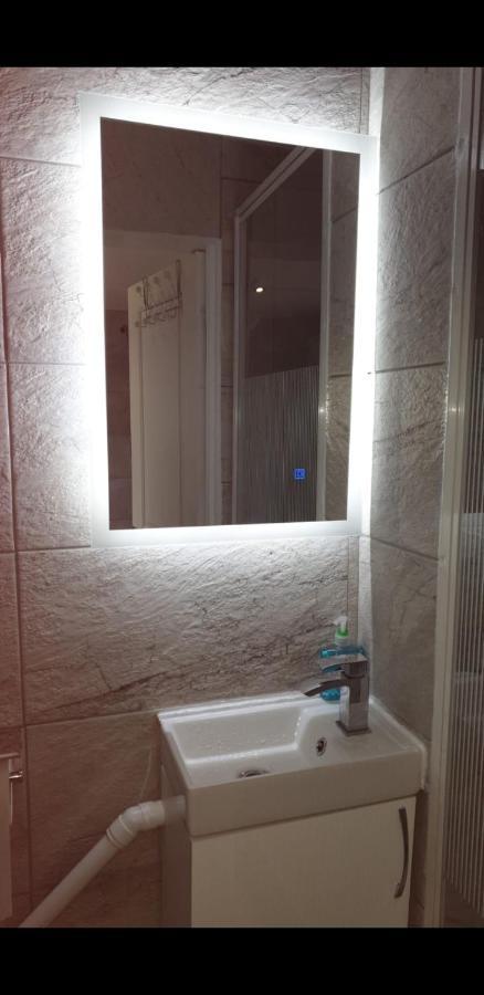 Apartment With Private Hot Tub, Sauna, Ice Bath, Gym Rainham  Bagian luar foto