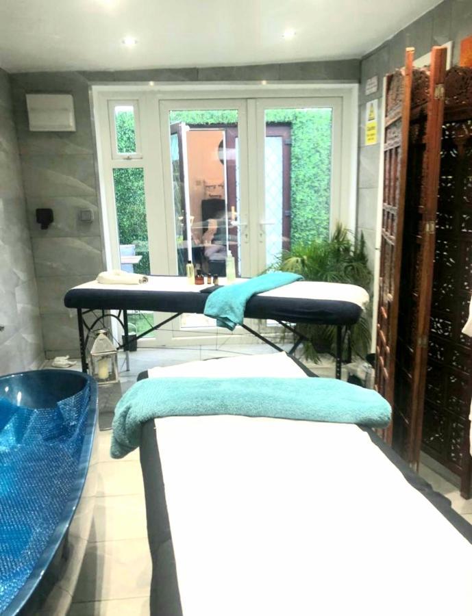 Apartment With Private Hot Tub, Sauna, Ice Bath, Gym Rainham  Bagian luar foto
