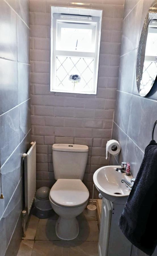 Apartment With Private Hot Tub, Sauna, Ice Bath, Gym Rainham  Bagian luar foto